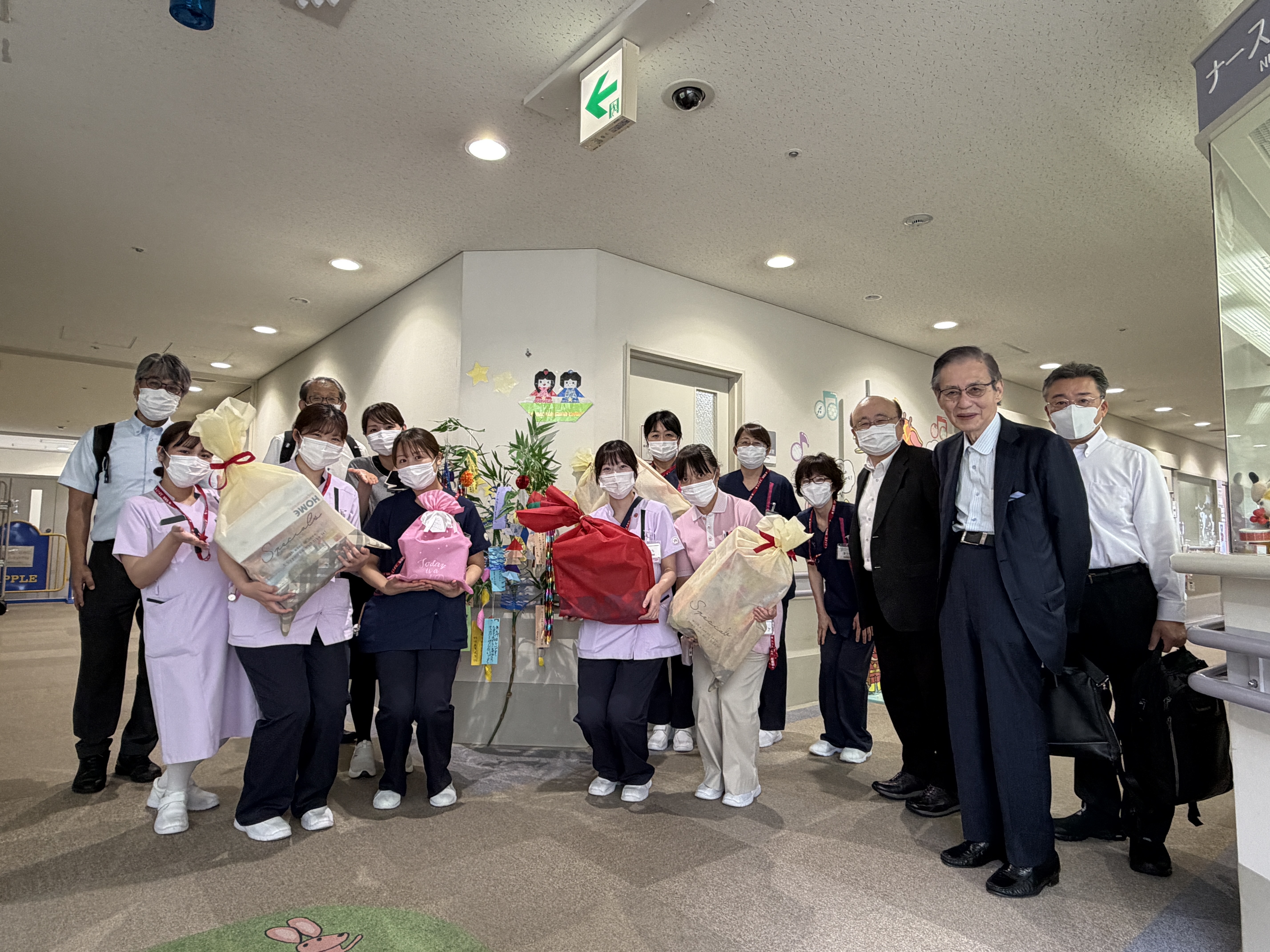 七夕の日に、有志一同より小児科病棟へおもちゃを贈呈いたしました
